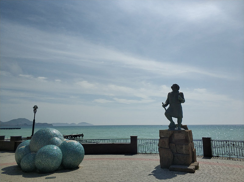 Отдых в Коктебеле в гостевых домах: памятник Волошину